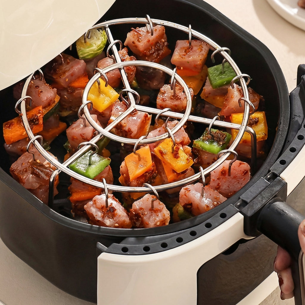 Suportul plin cu bucăți de carne și legume, așezat în coșul unui airfryer