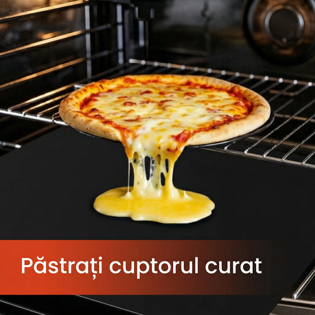 Covorul negru pe fundul cuptorului, sub o pizza de pe care curge brânza