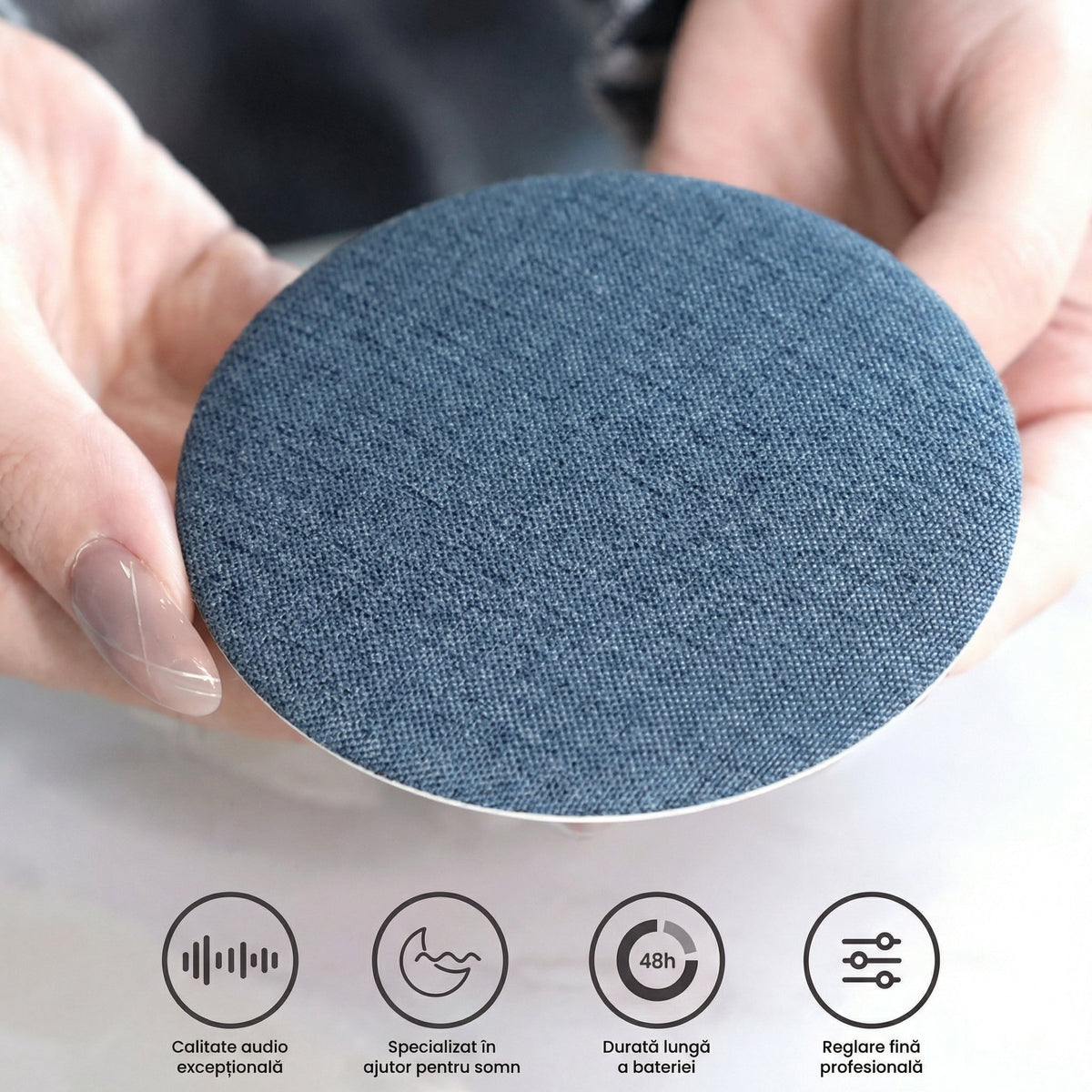 Boxa-disc ținută în palme, cu pictogramele de folosire dedesubt