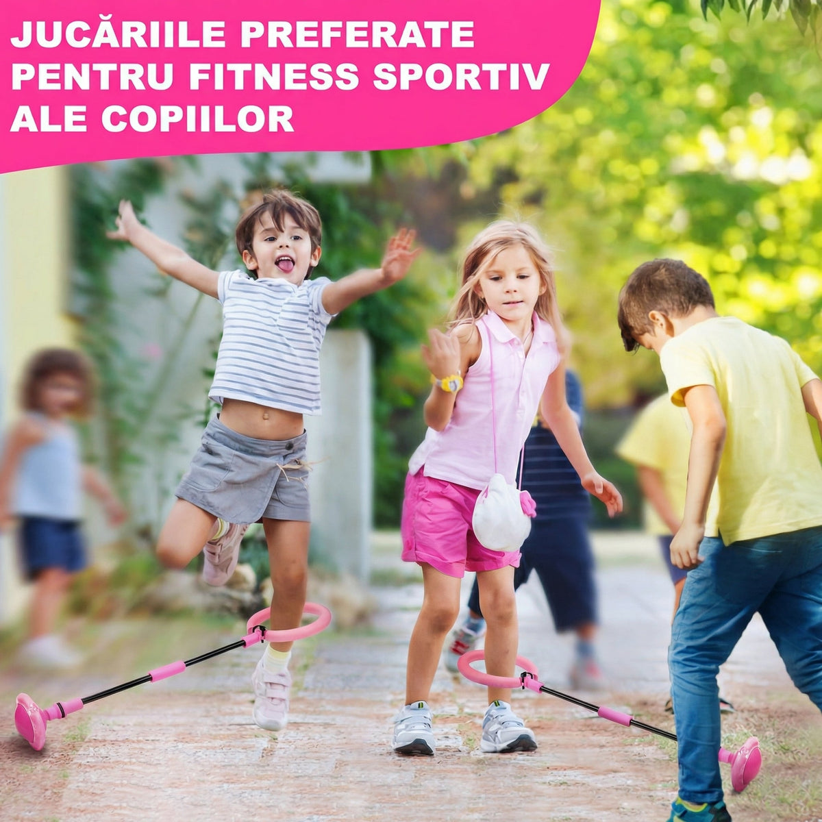Trei copii sărind cu Skip Ball pe o alee, în curte