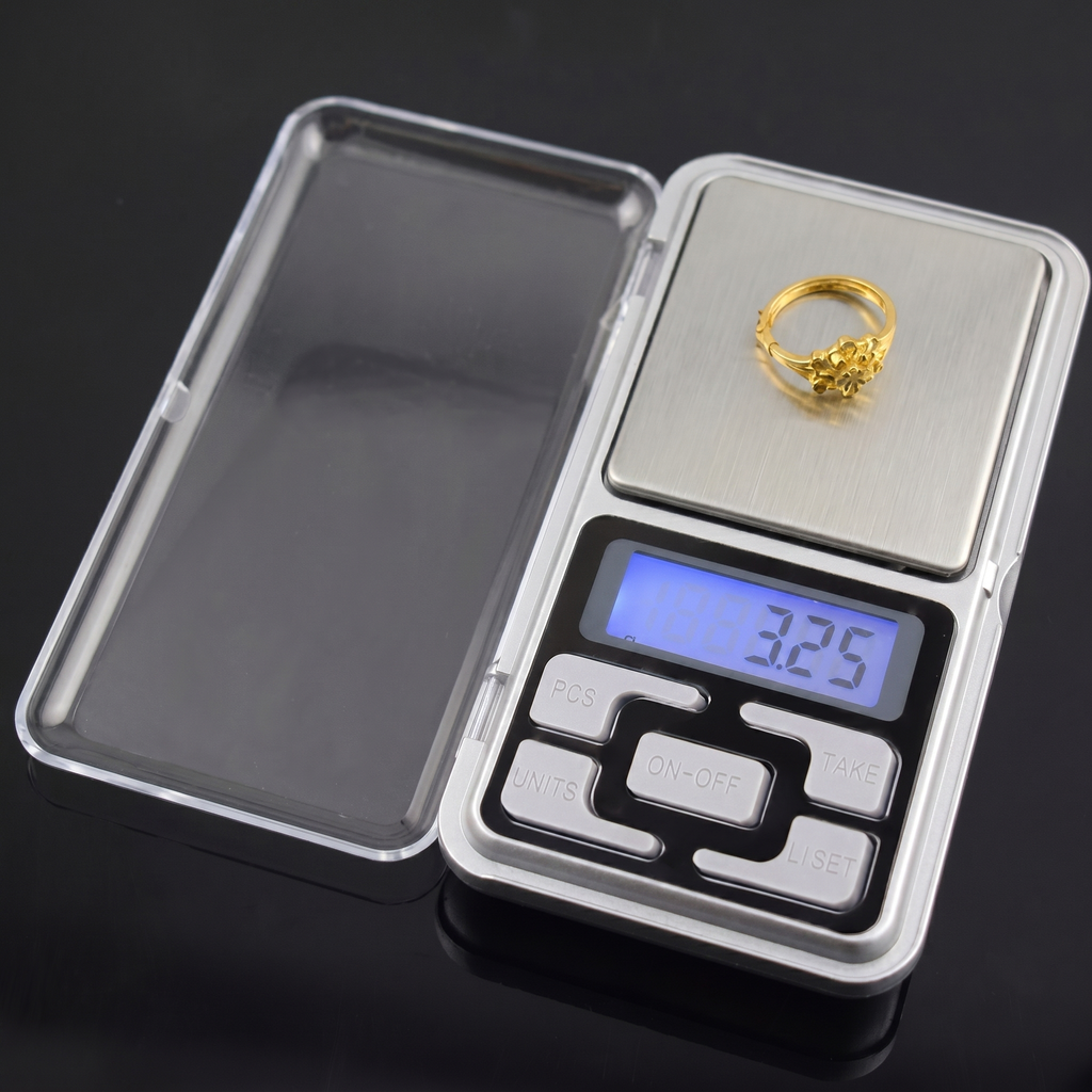 Cântarul deschis, cu un inel pe taler și afișajul arătând 3,25 g