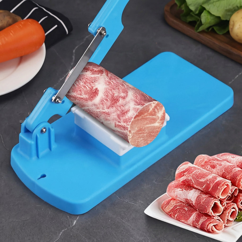 Feliatorul feliind o bucată de carne întărită, cu feliile rulate pe o farfurie