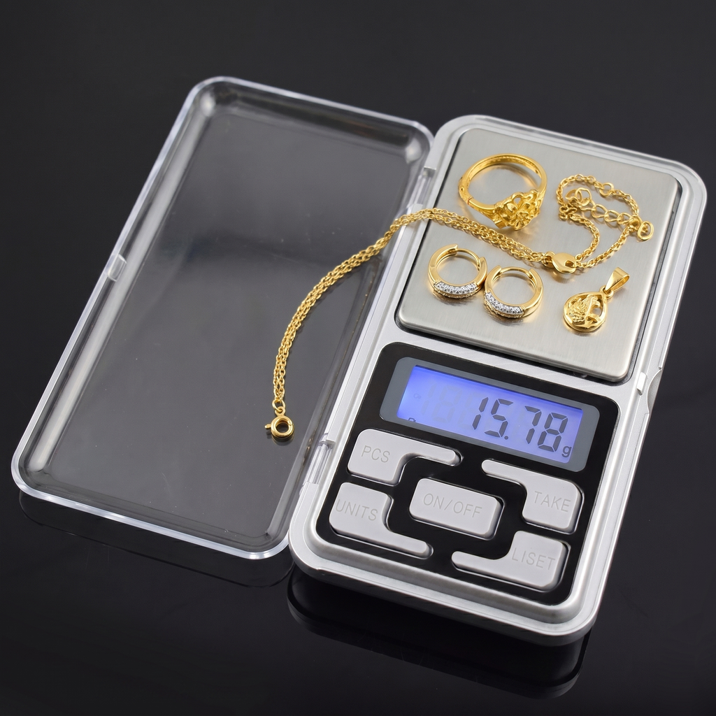 Cântarul deschis, cu mai multe bijuterii pe taler și afișajul arătând 15,78 g