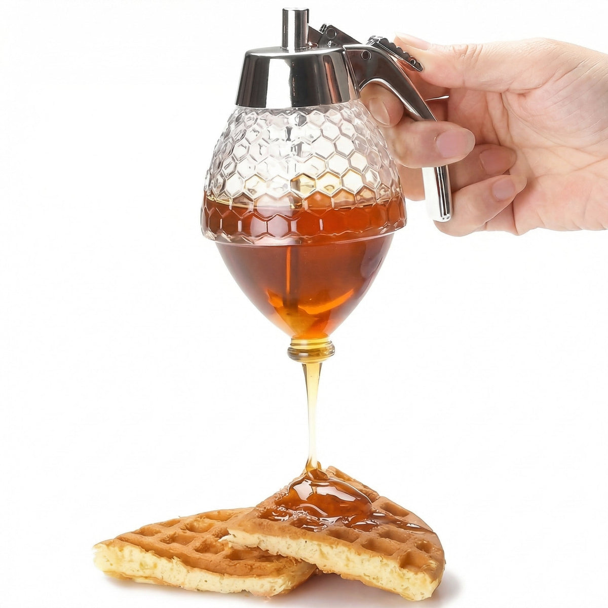 Miere turnată din dozator peste vafe, cu pârghia apăsată