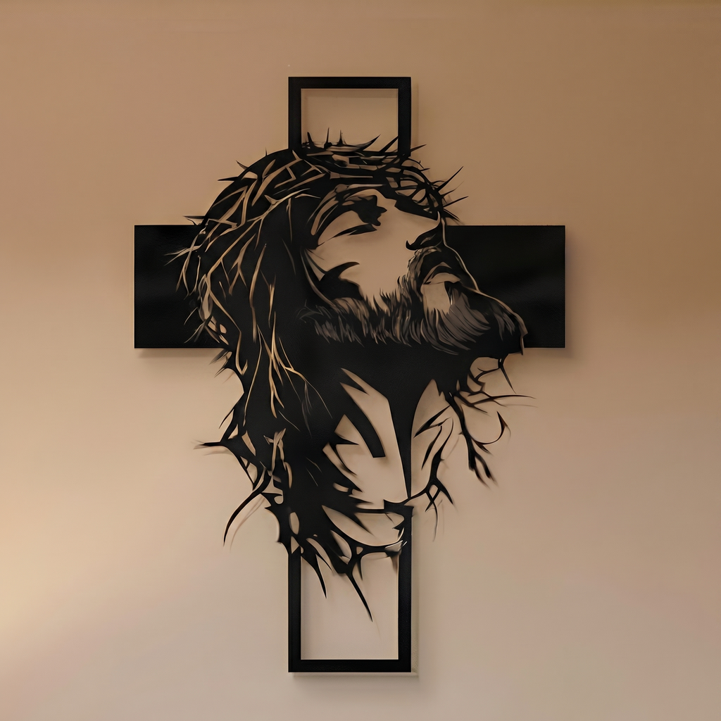 Crucea decorativă din metal negru pe un perete bej, de aproape