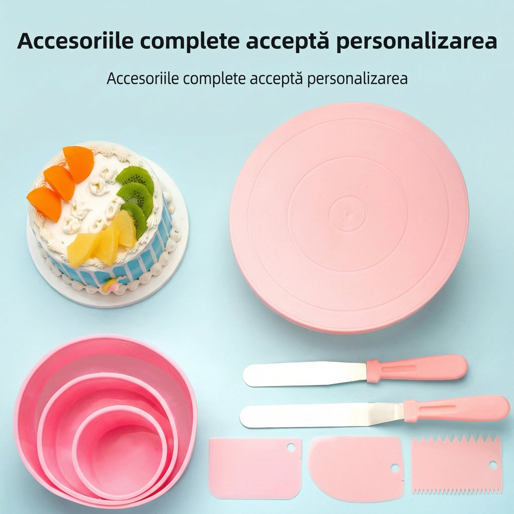 Tort decorat lângă platoul rotativ și accesoriile setului