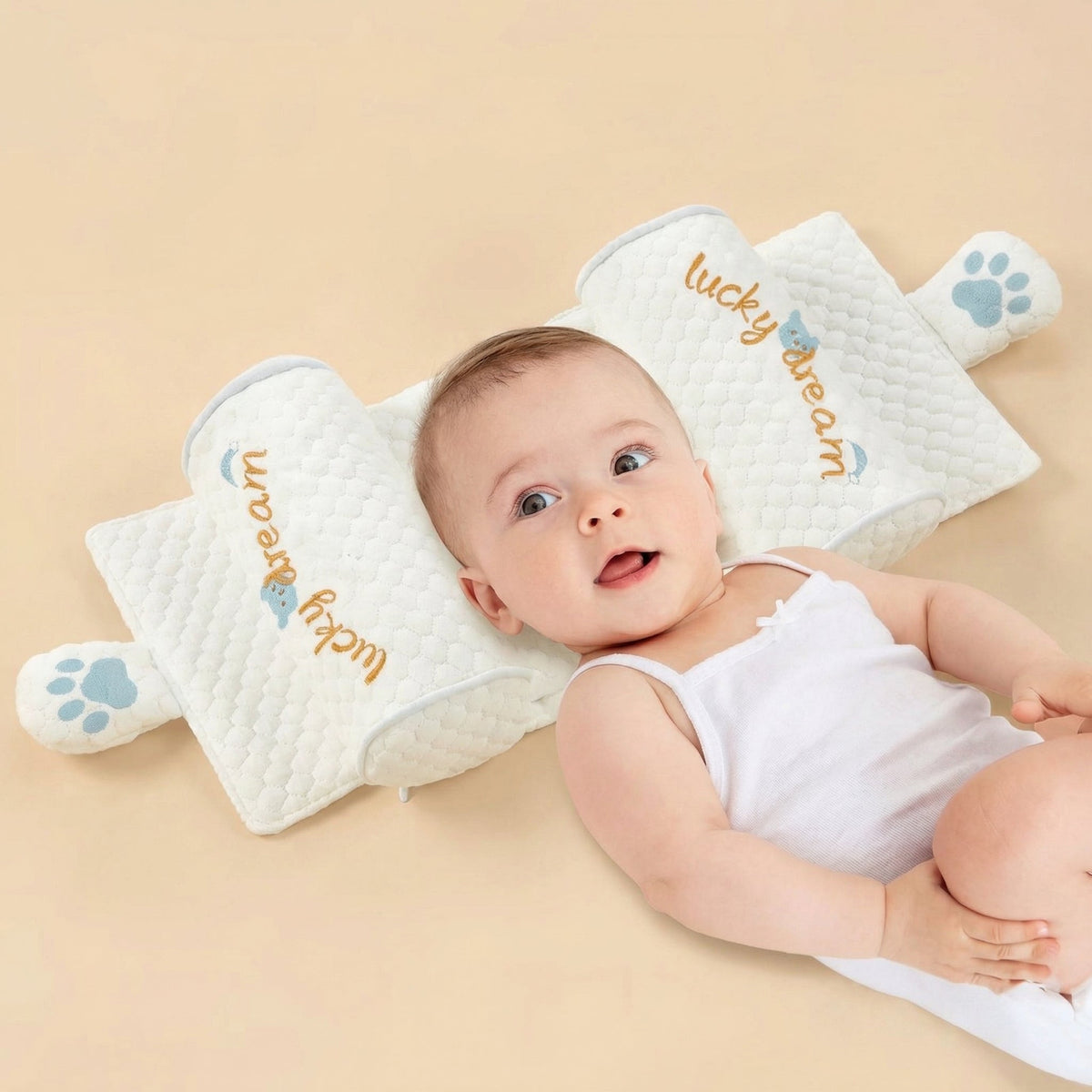 Bebeluș treaz, așezat pe spate între pernele laterale ale suportului