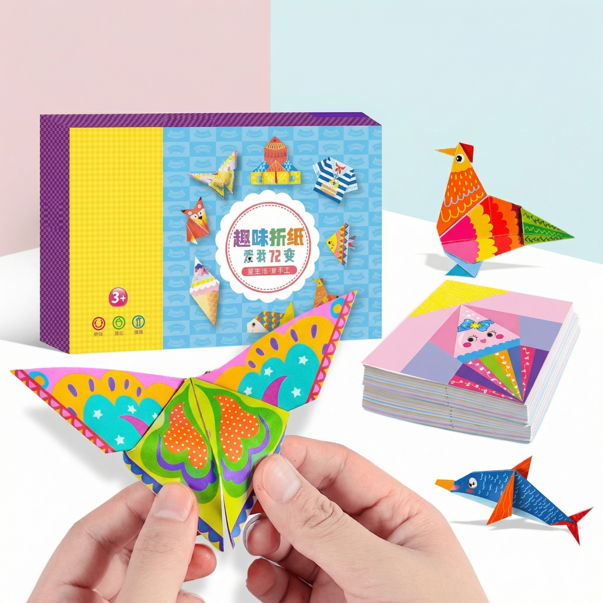 Mâini de copil care împăturesc un model de origami