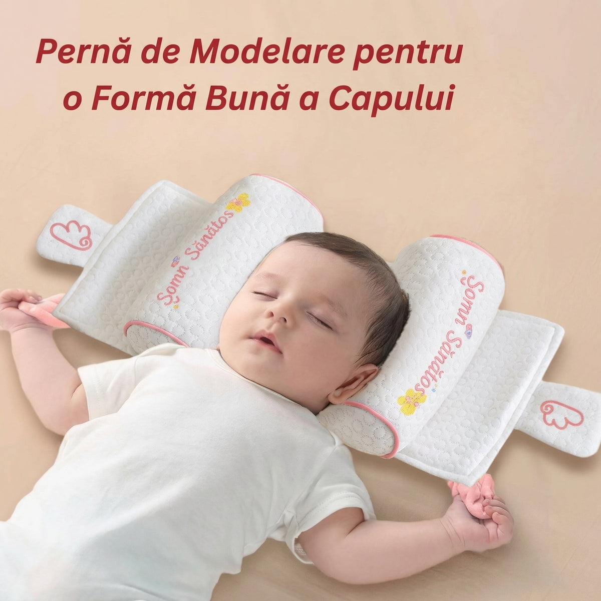 Bebeluș adormit în suport, cu capul sprijinit pe perna din mijloc