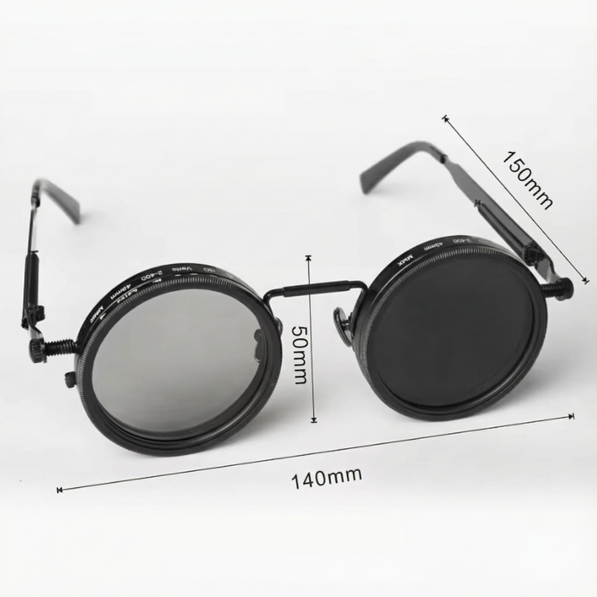 Ochelarii cu cotele marcate: 140 mm lățime, 150 mm braț, 50 mm lentilă