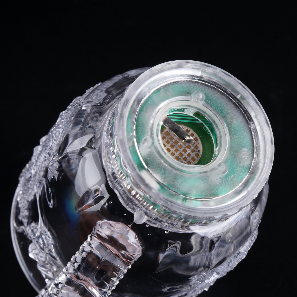 Baza cănii văzută de dedesubt, cu modulul electronic al LED-urilor
