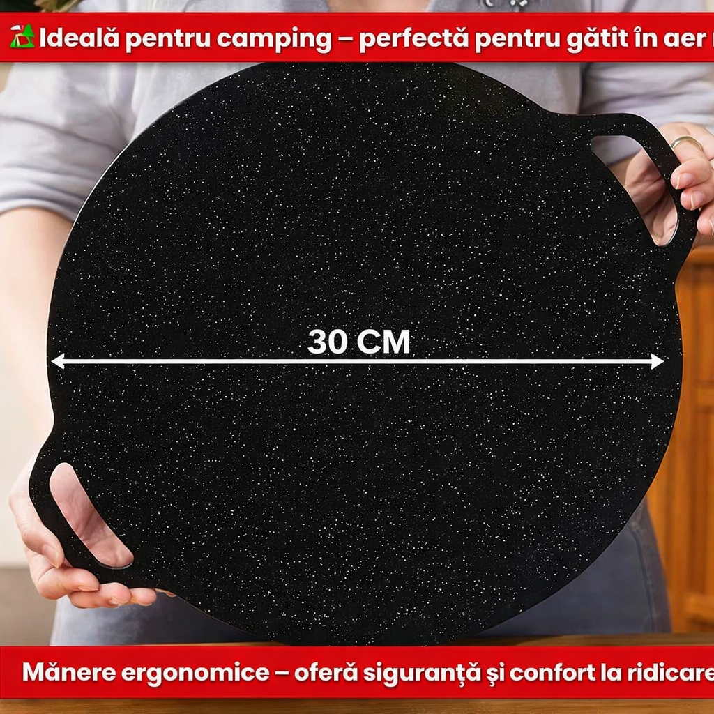 Plita rotundă neagră ținută în mâini, cu diametrul marcat: 30 cm, și mânerele laterale la vedere