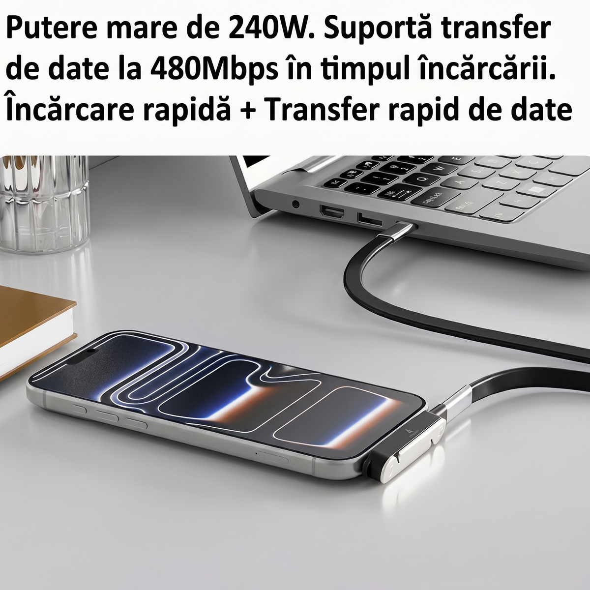 Adaptorul Type-C conectat la un telefon rezemat pe birou, lângă laptop, cu mențiunea 240 W și 480 Mbps