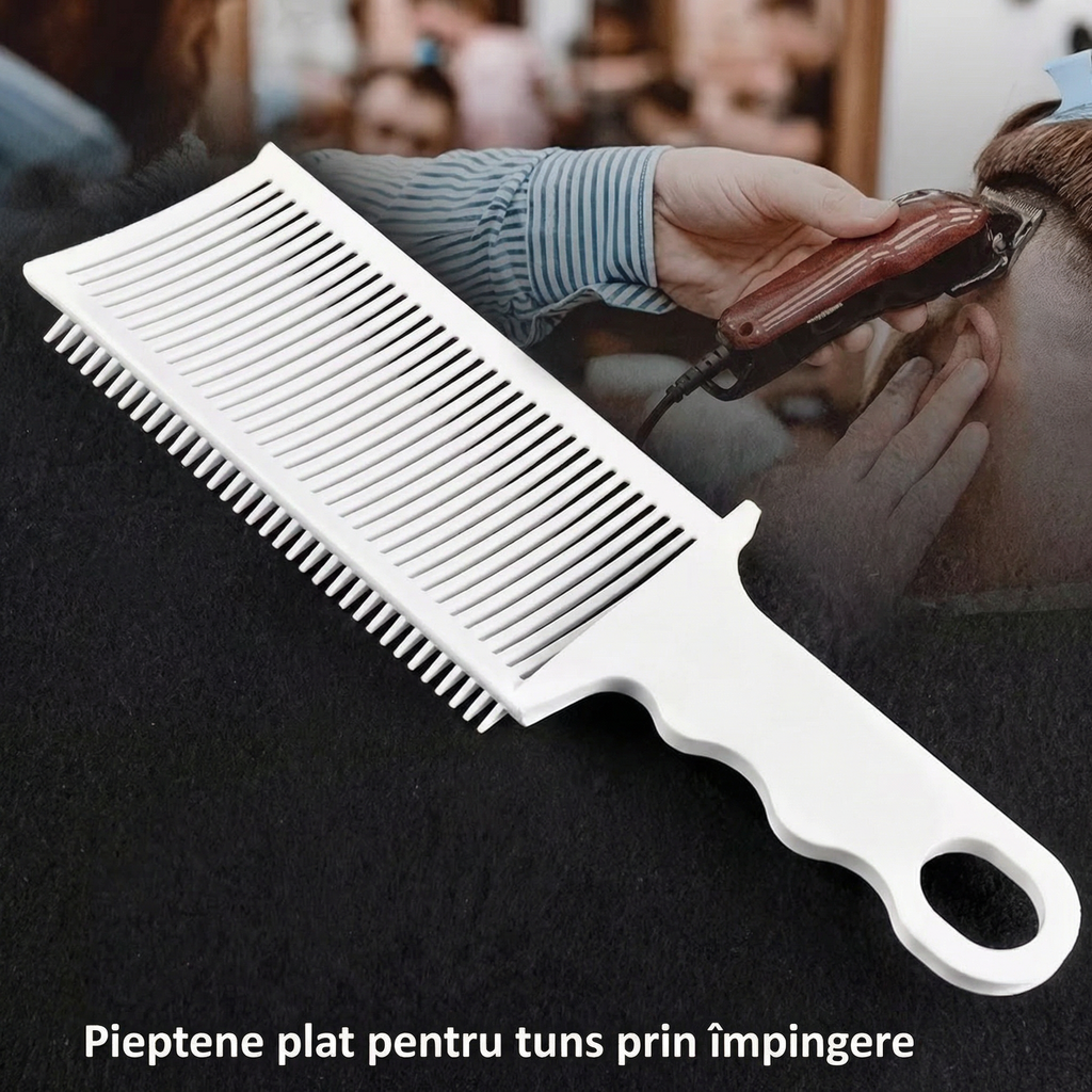 Detaliu cu spatele pieptenului și relieful antiderapant în romburi