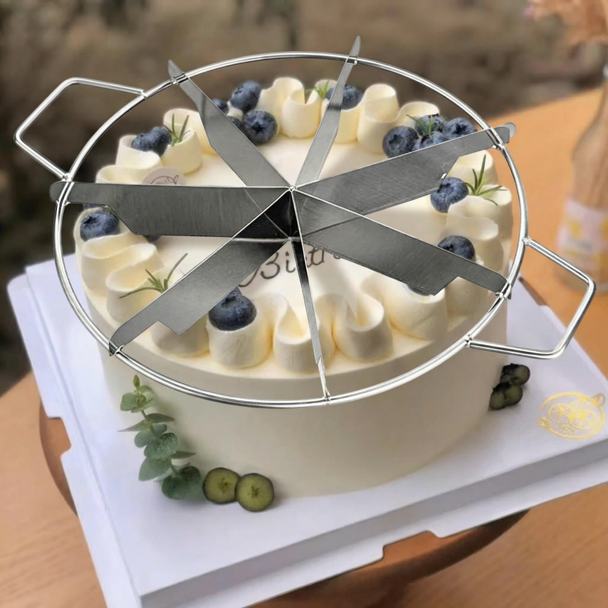 Divizorul așezat peste un tort cu fructe
