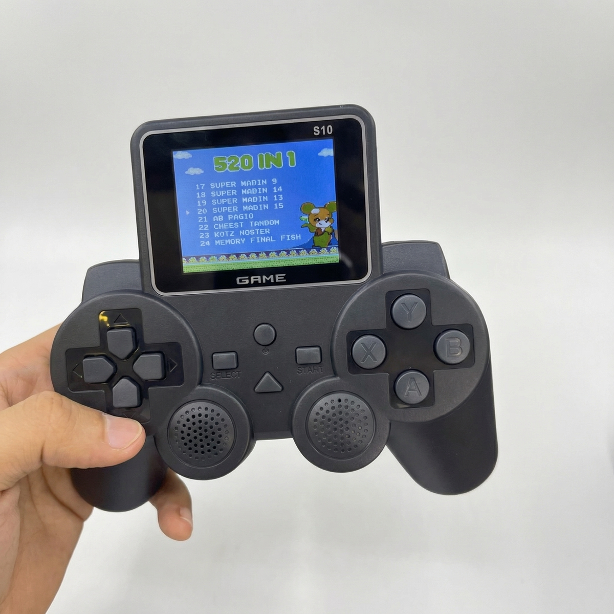Consola portabilă S10 ținută în mână, cu meniul „520 in 1” pe ecranul color