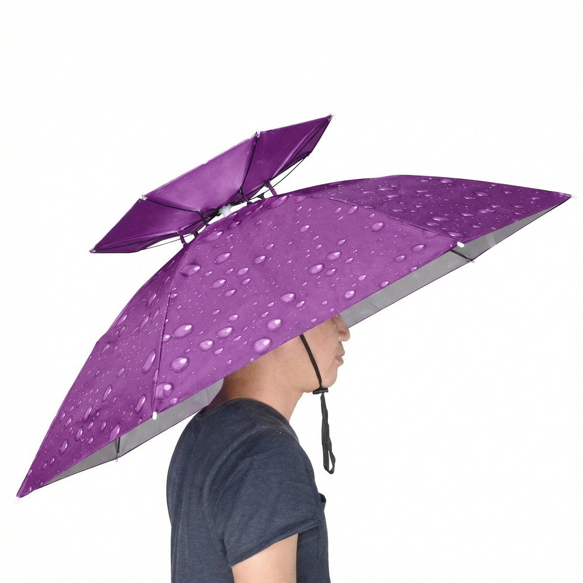Pălăria-umbrelă mov purtată pe cap, văzută din lateral, cu șnurul sub bărbie