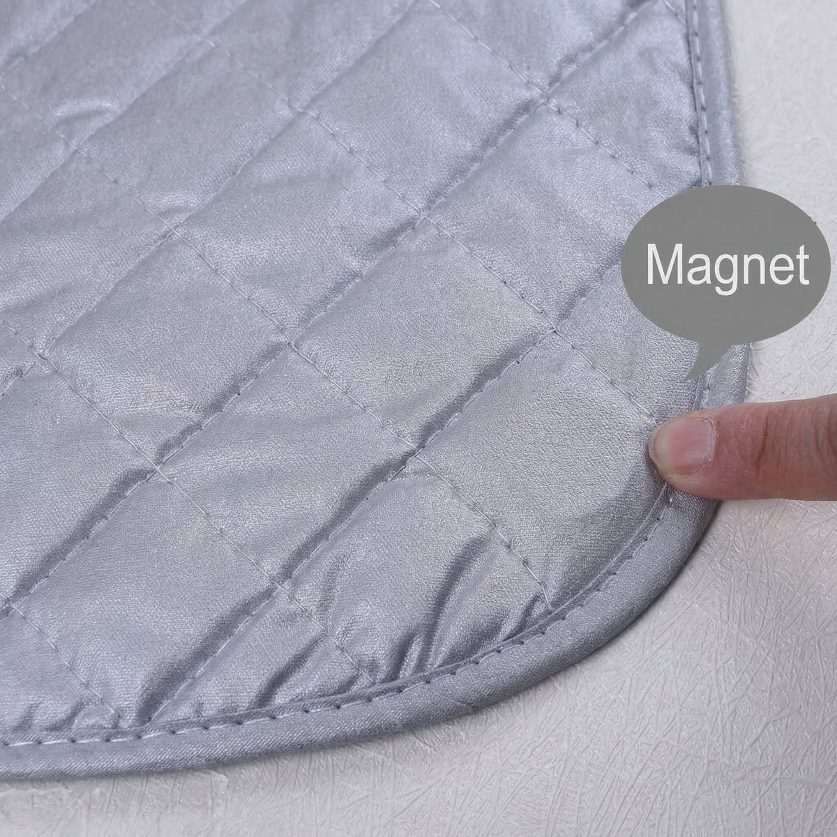 Marginea covorașului de călcat, cu magnetul cusut în tiv