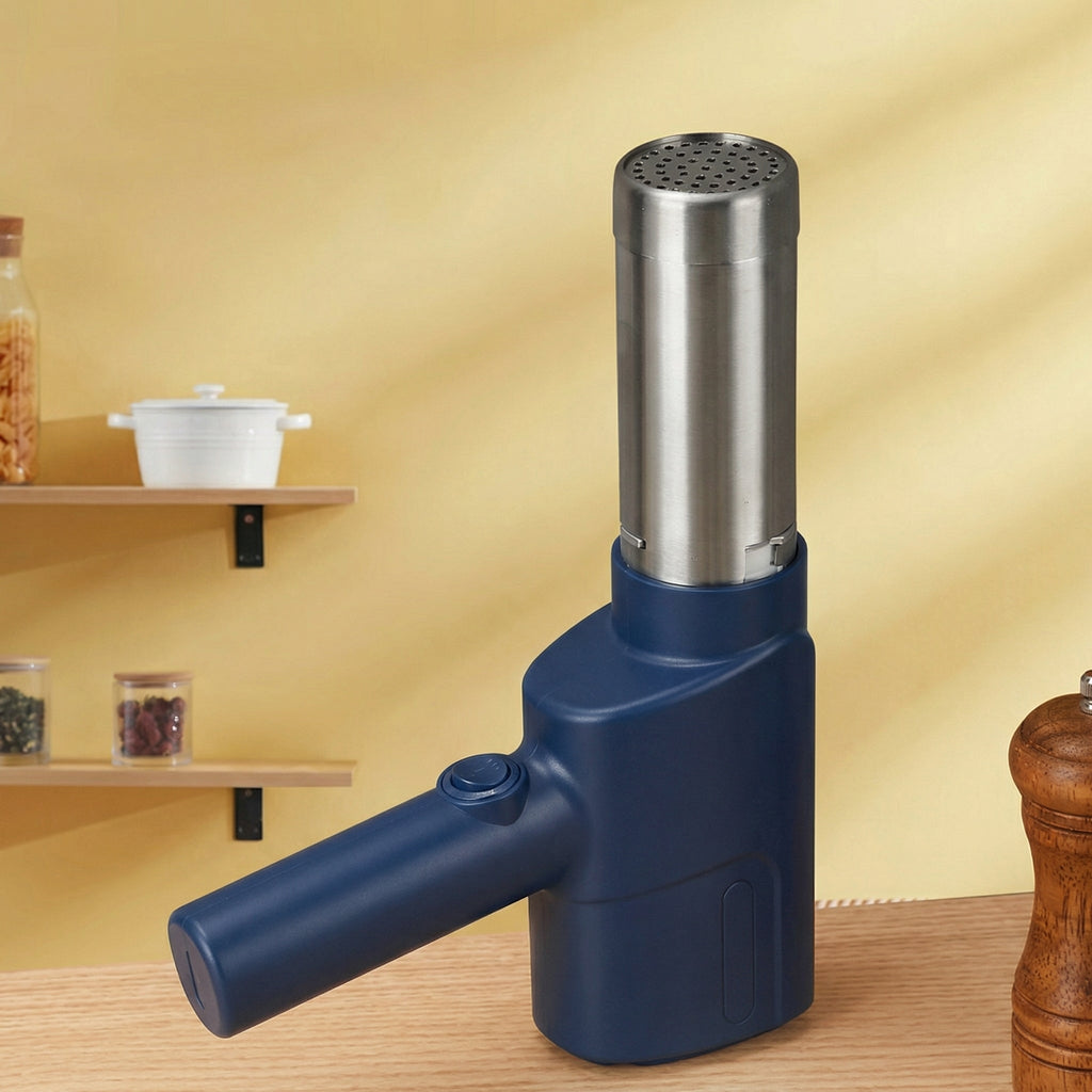 Mașina de paste albastră cu cilindru de inox, așezată pe un blat de bucătărie
