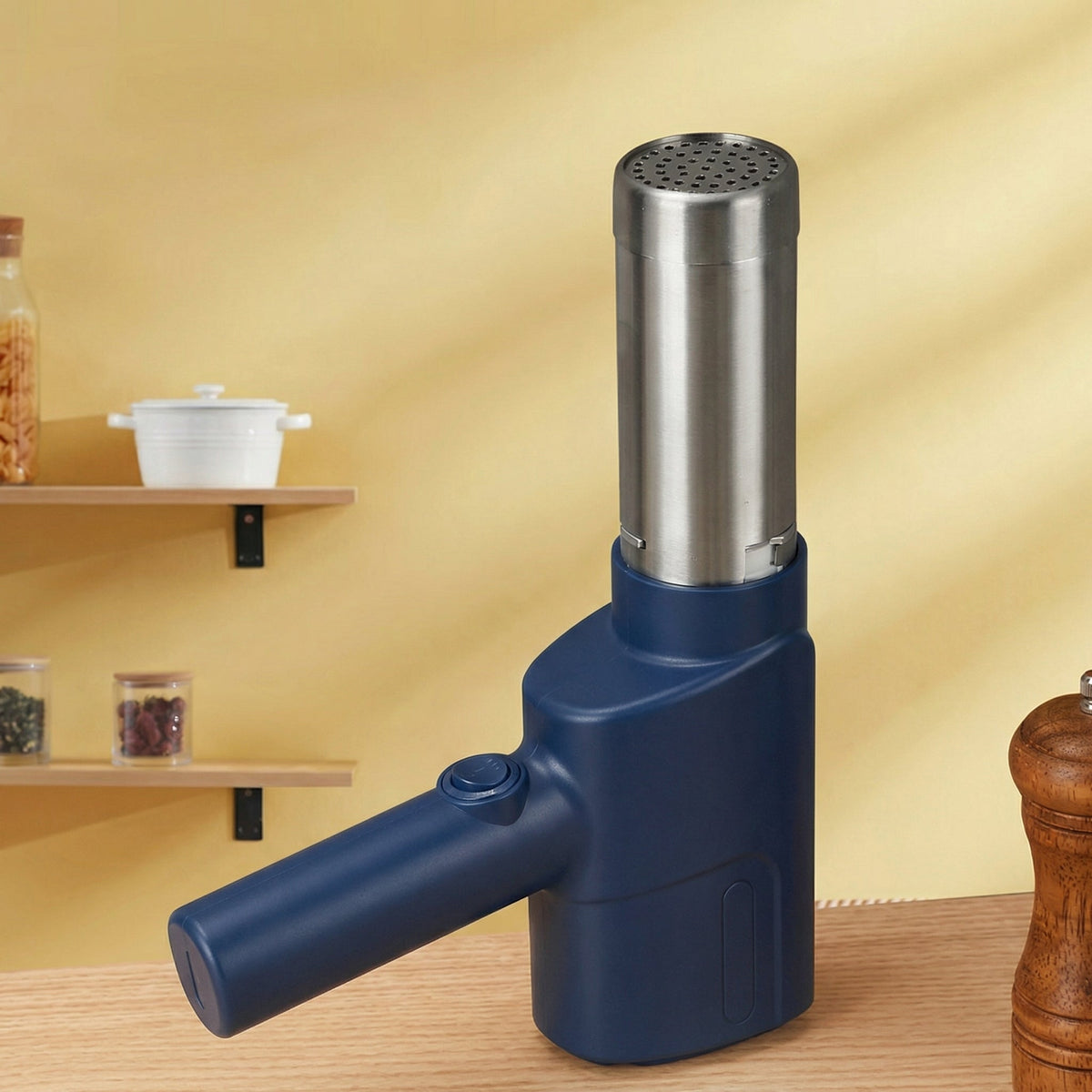 Mașina de paste albastră cu cilindru de inox, așezată pe un blat de bucătărie