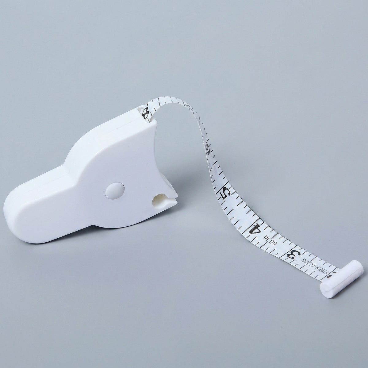 Banda de măsurat scoasă din carcasă, cu scara în centimetri și inch