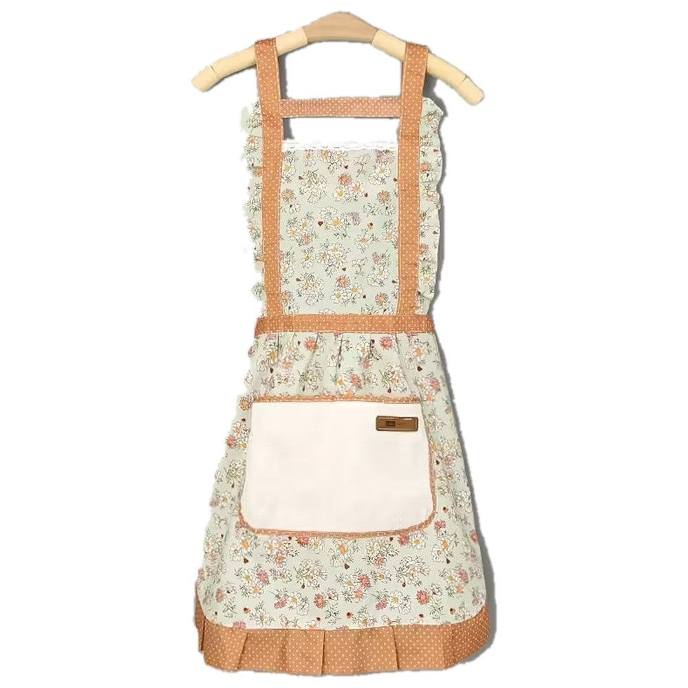 Șorț de bucătărie floral verde cu dantelă, volane și buzunar crem, pe umeraș, pe fundal alb