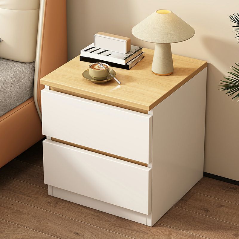 Noptiera moderna cu 2 sertare albă cu blat de lemn