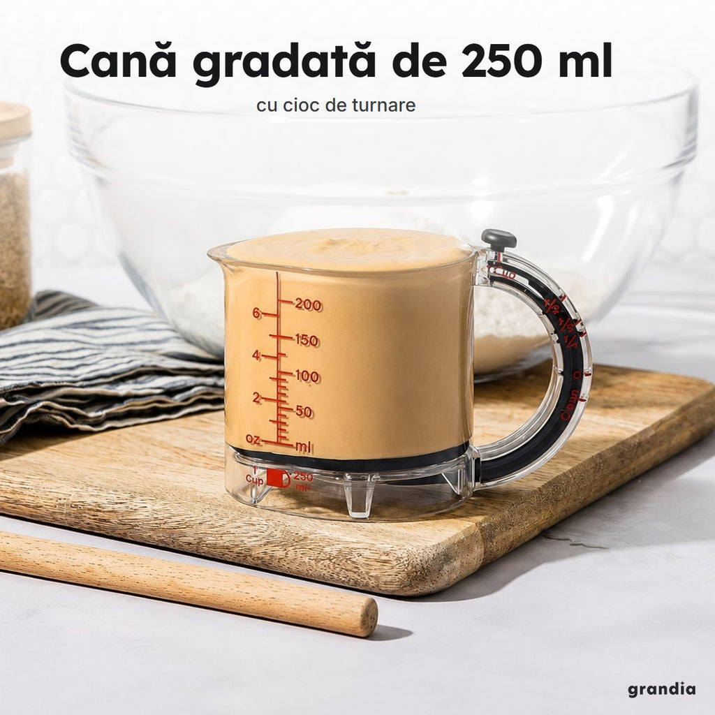 Cana gradată plină cu aluat, pe un tocător de lemn, lângă un bol de sticlă