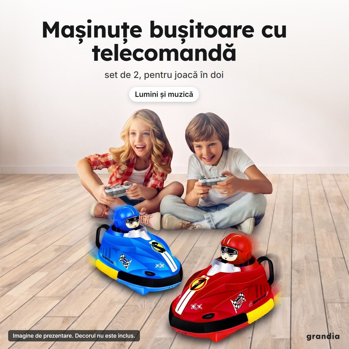 Doi copii se joacă pe podea cu mașinuțele bușitoare cu telecomandă