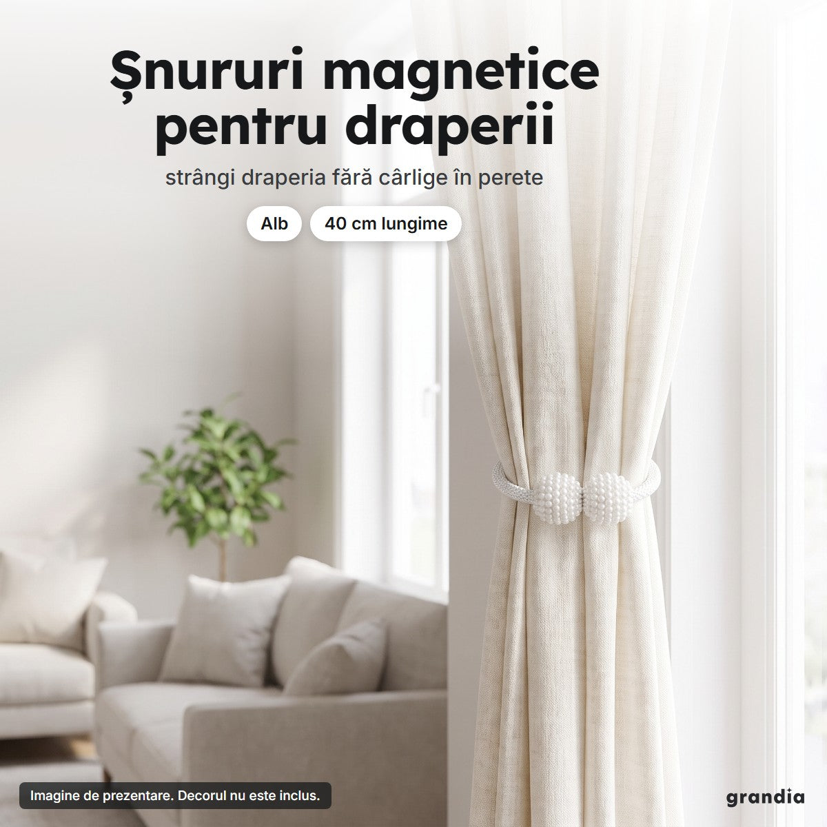 Draperie crem strânsă cu un șnur magnetic alb, într-o cameră de zi luminoasă