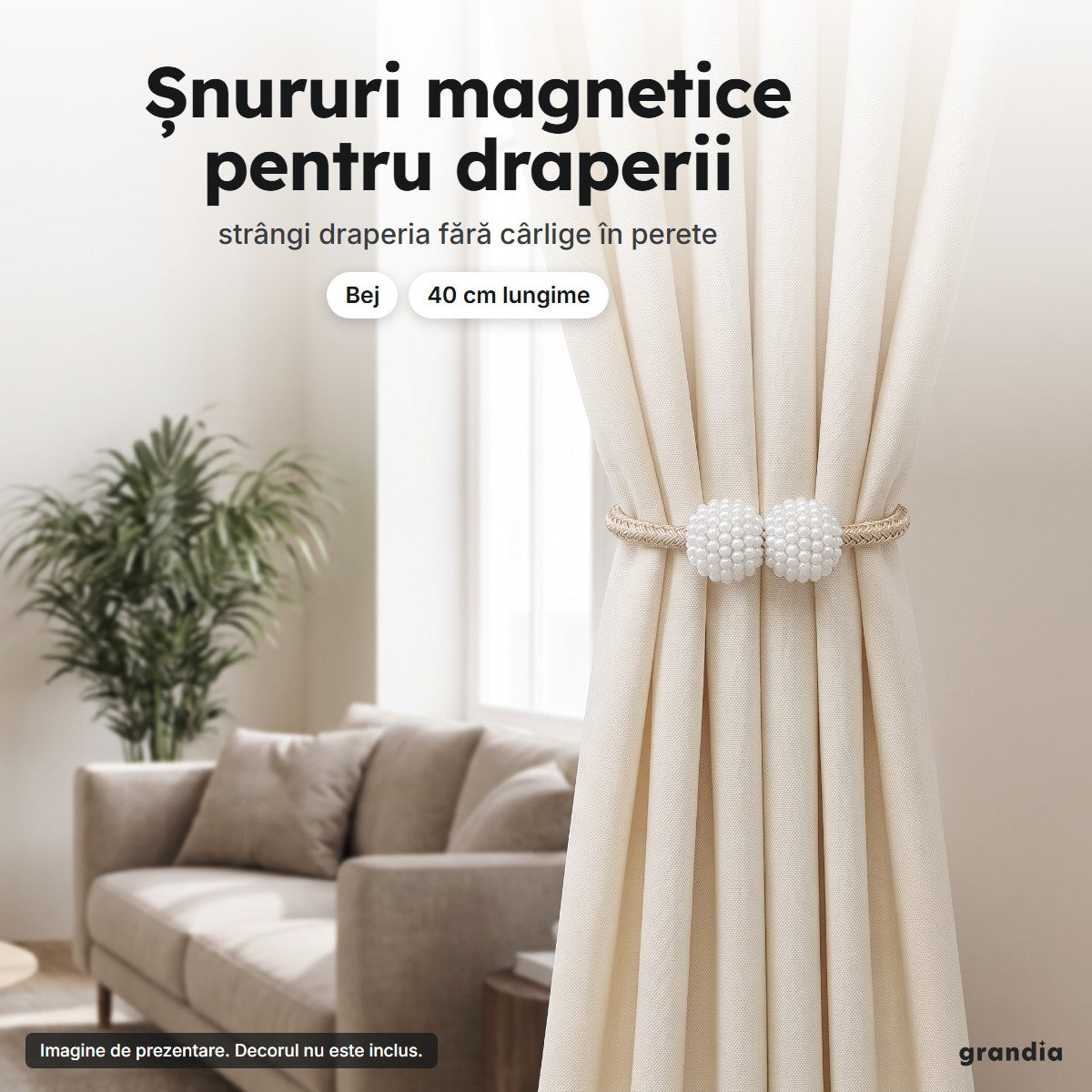 Draperie crem strânsă cu un șnur magnetic bej, într-o cameră de zi luminoasă