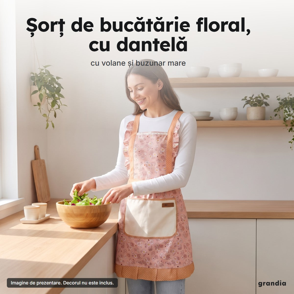 Femeie care poartă șorțul floral roz în bucătărie, la pregătirea unei salate