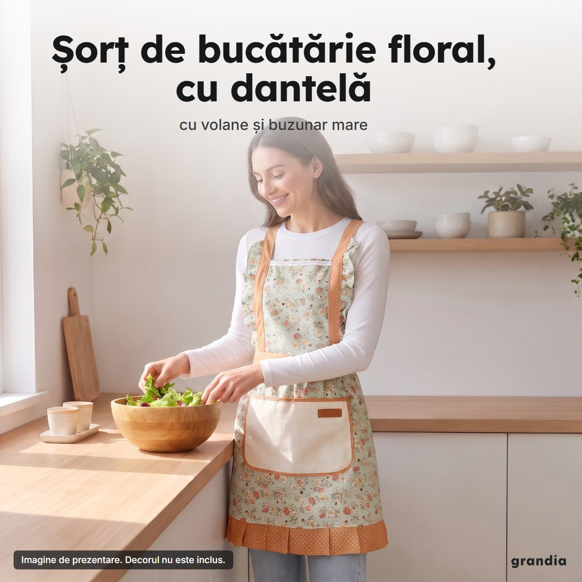 Femeie care poartă șorțul floral verde în bucătărie, la pregătirea unei salate
