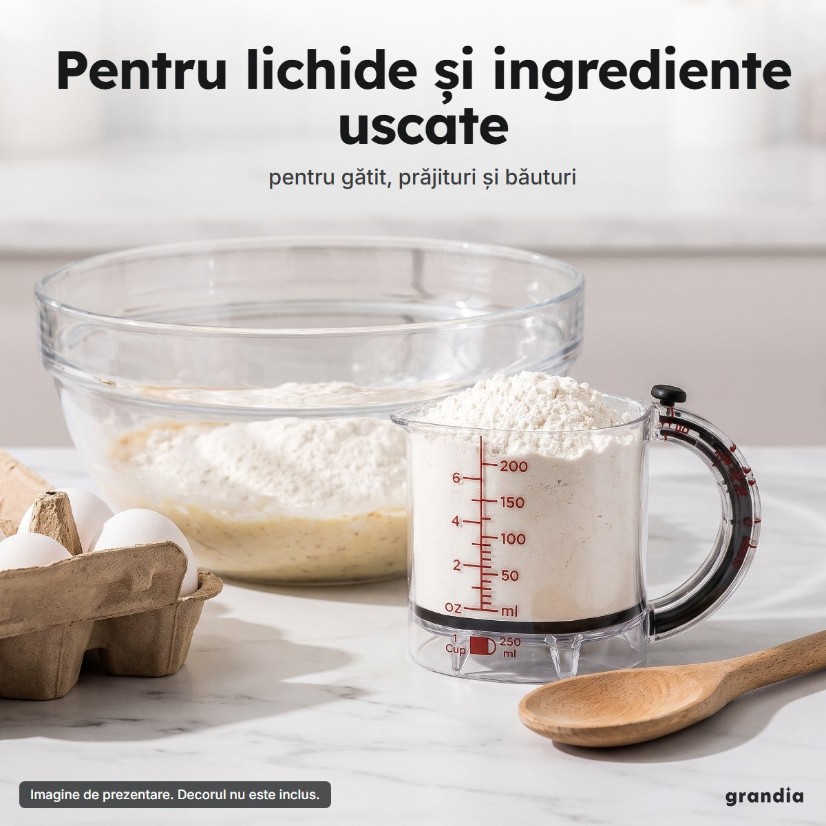 Cana gradată plină cu făină, pe un blat de marmură, lângă un bol și ouă
