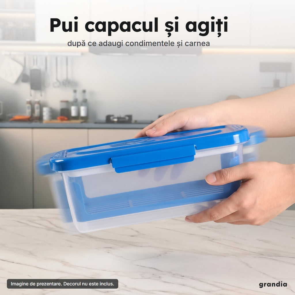Două mâini agită caserola închisă cu capacul albastru