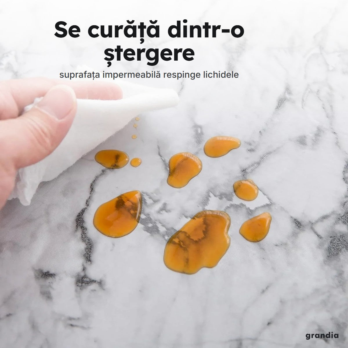 Lichid vărsat pe fața de masă impermeabilă, șters cu un șervețel