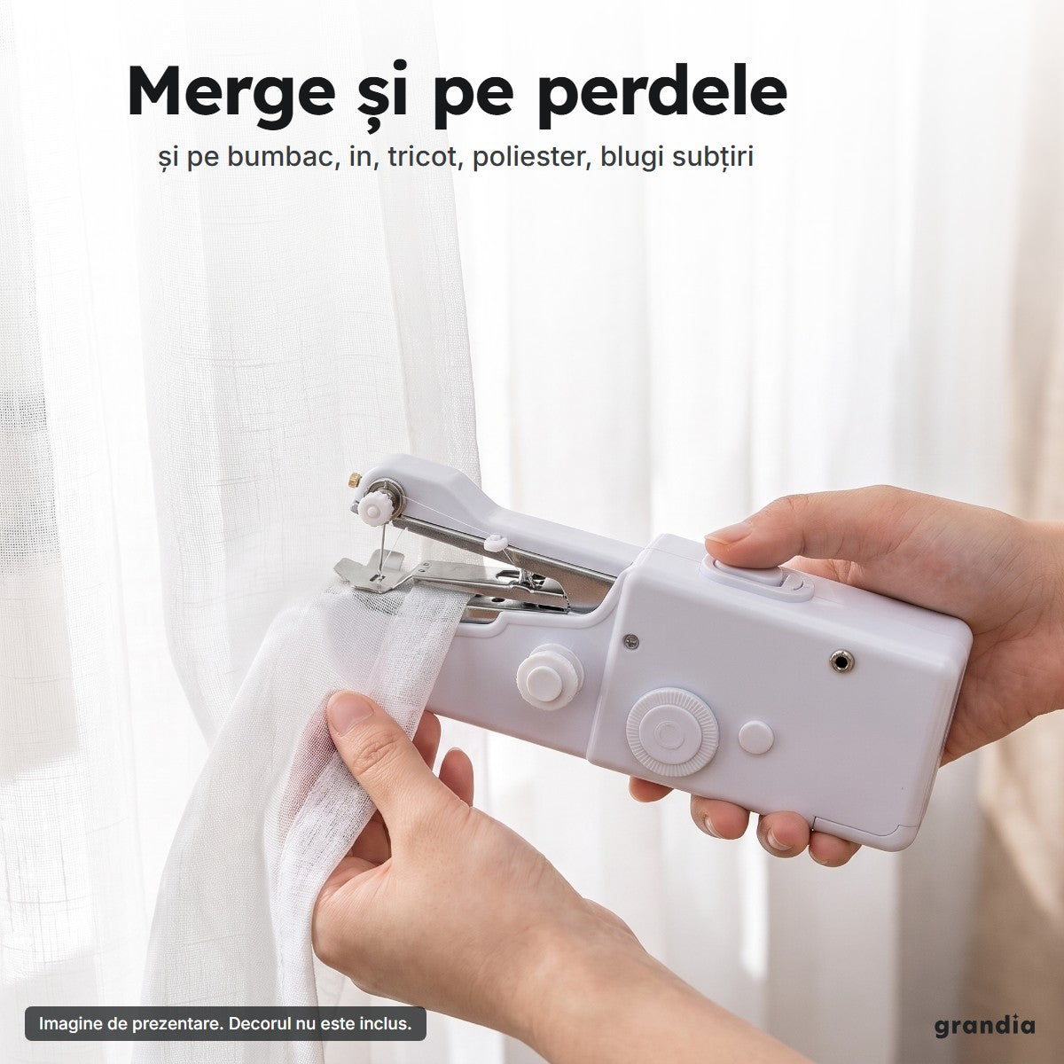 Mâini care cos tivul unei perdele albe cu mașina de cusut portabilă