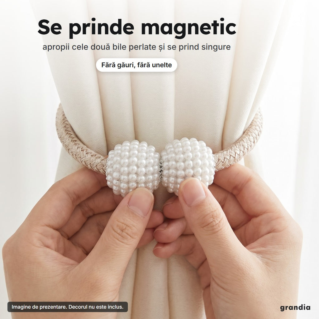 Două mâini apropie bilele perlate ale șnurului magnetic bej în jurul draperiei