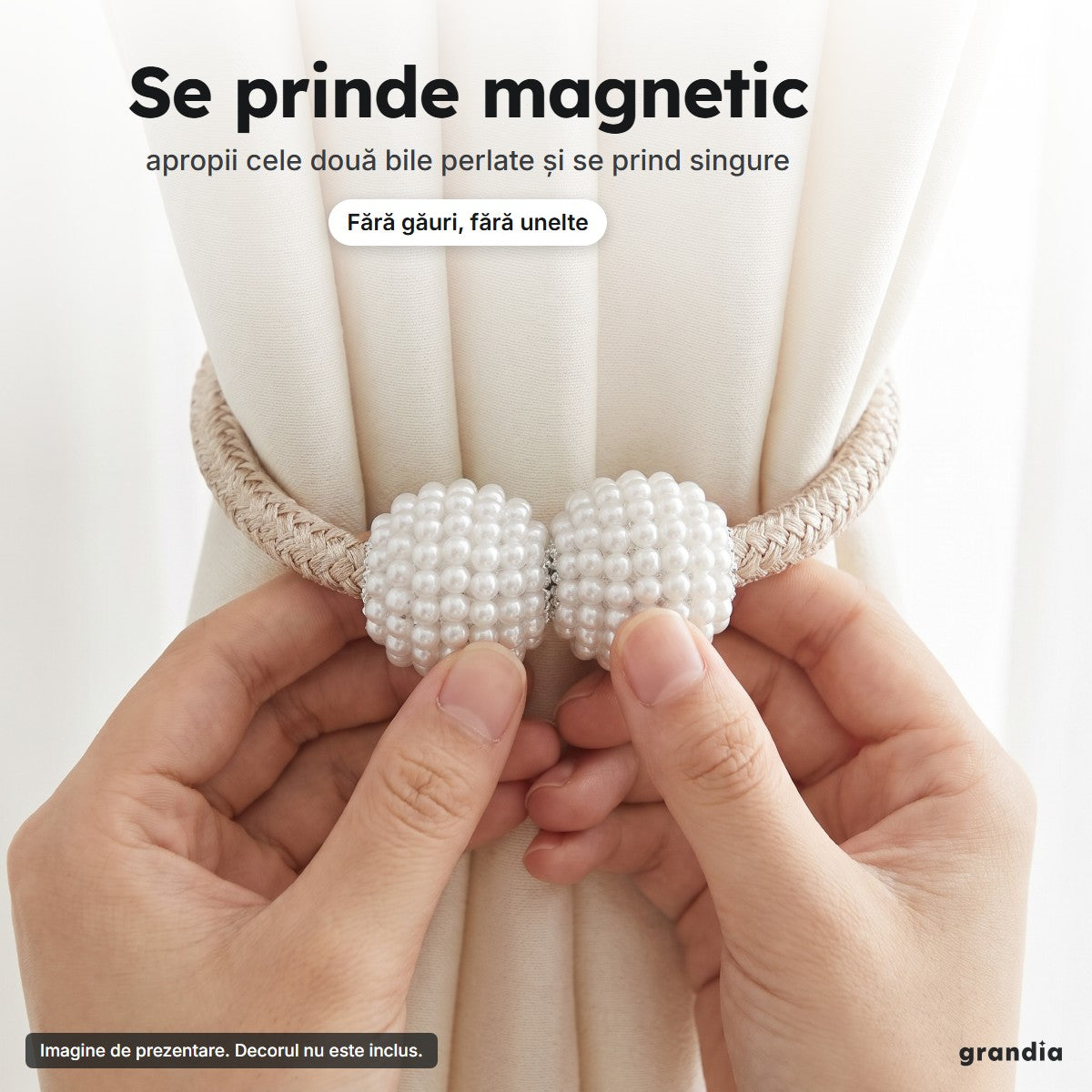 Două mâini apropie bilele perlate ale șnurului magnetic bej în jurul draperiei