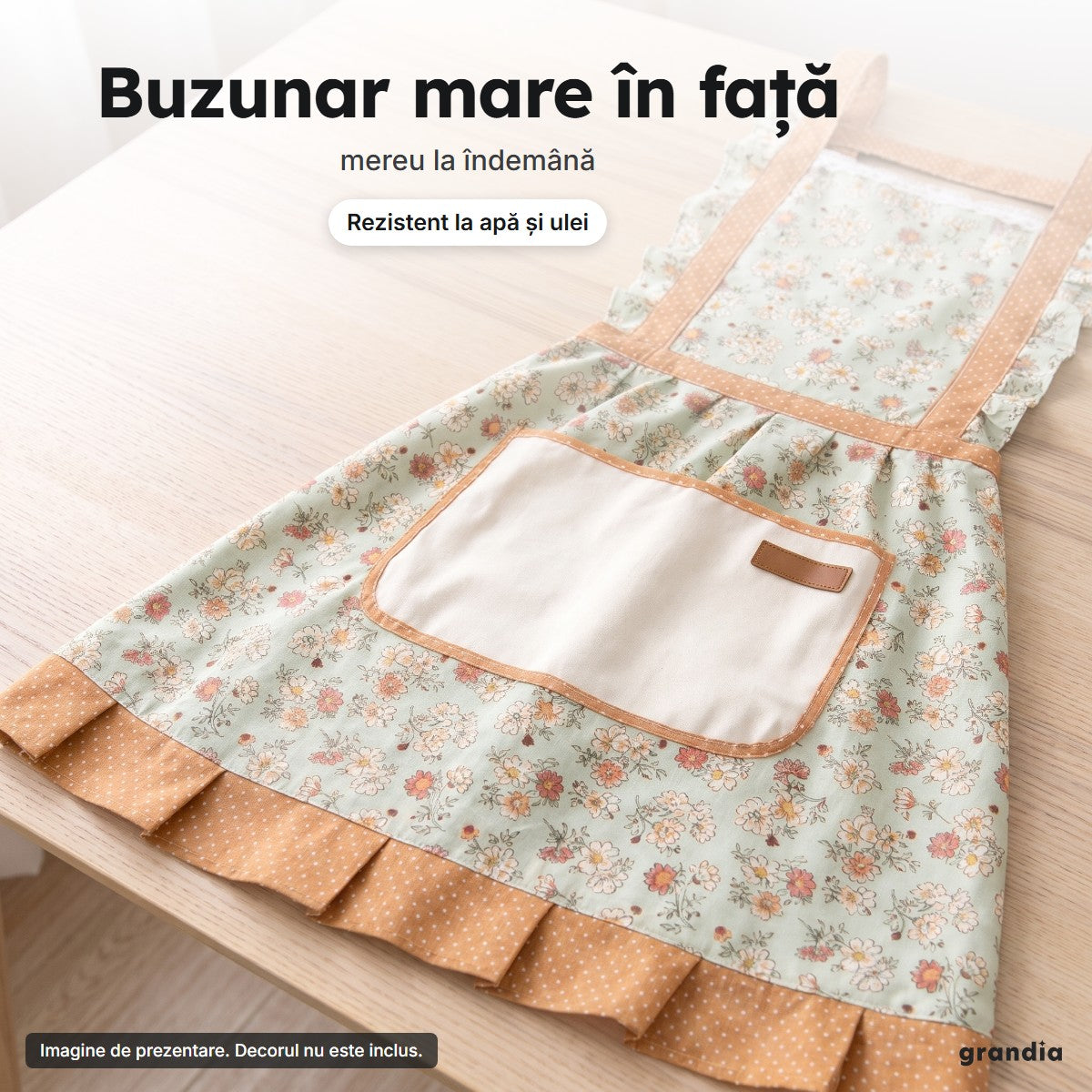 Buzunarul mare crem și volanul cu buline de la tivul șorțului floral verde, văzute de aproape