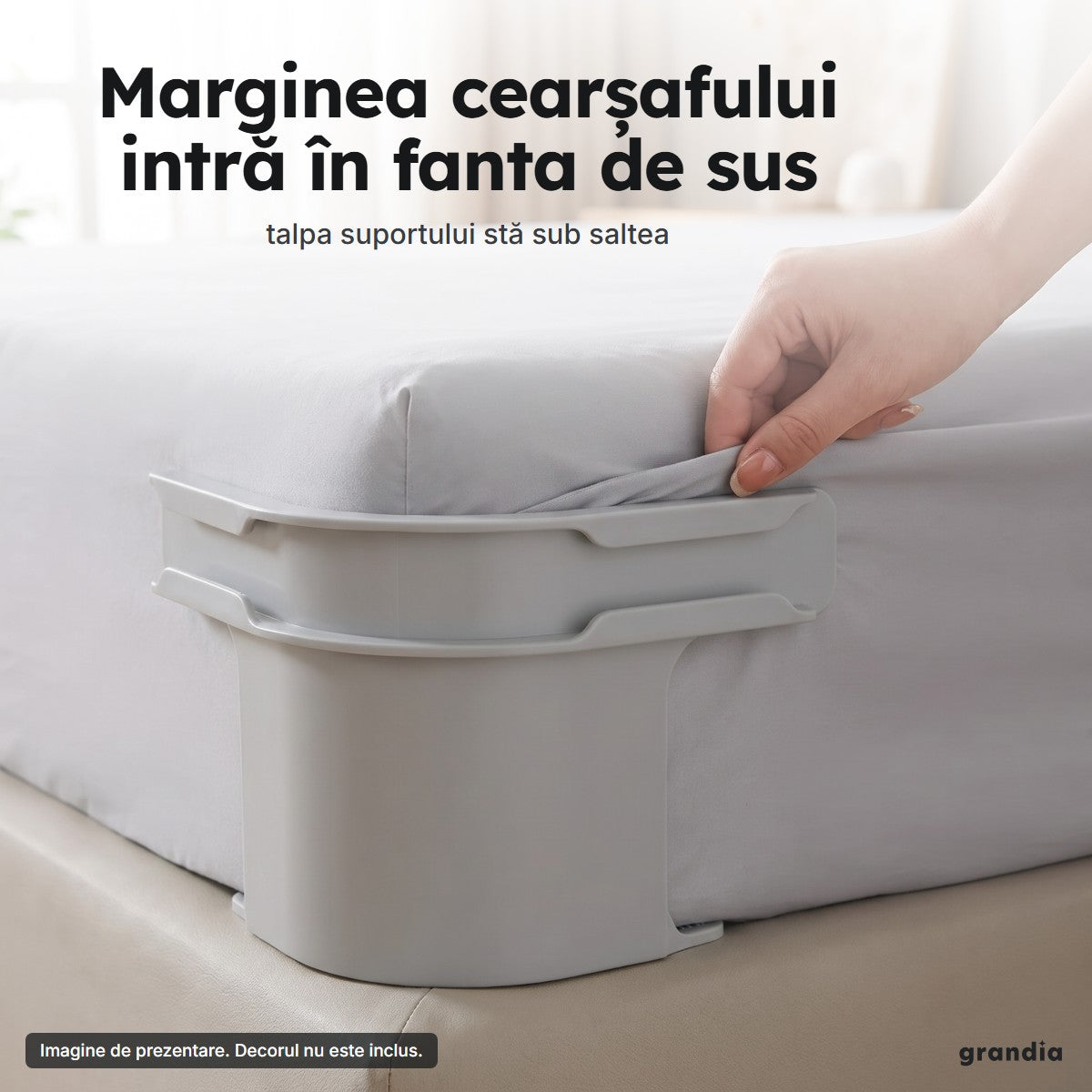 Mâna prinde marginea cearșafului în fanta suportului de colț, cu talpa sub saltea