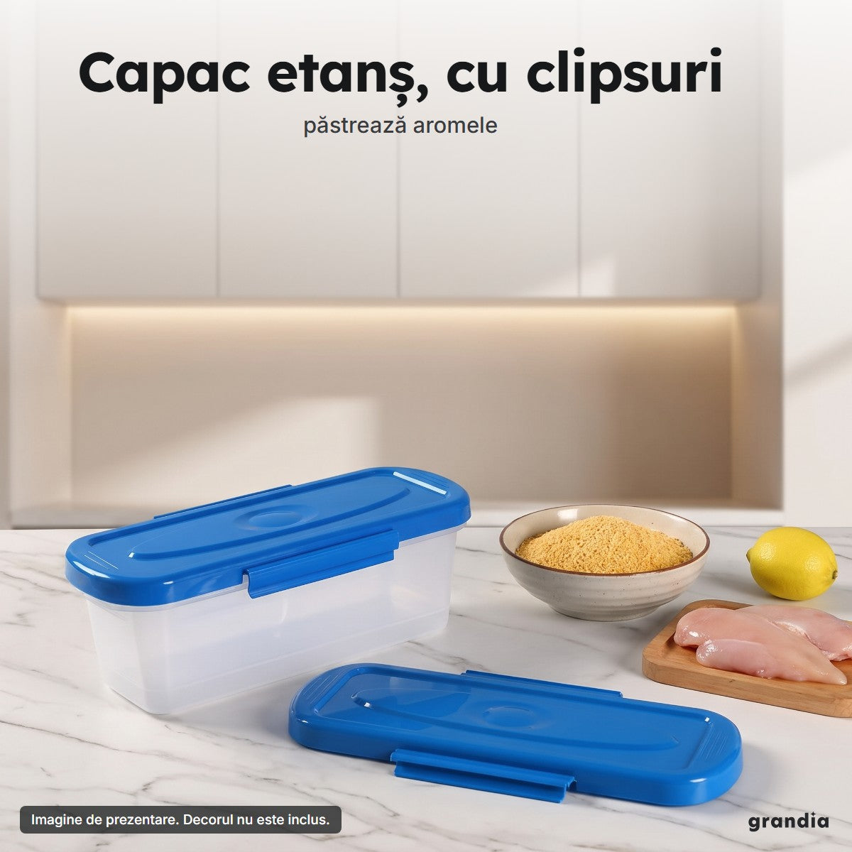 Caserola închisă pe blat, lângă un bol cu pesmet, piept de pui și o lămâie