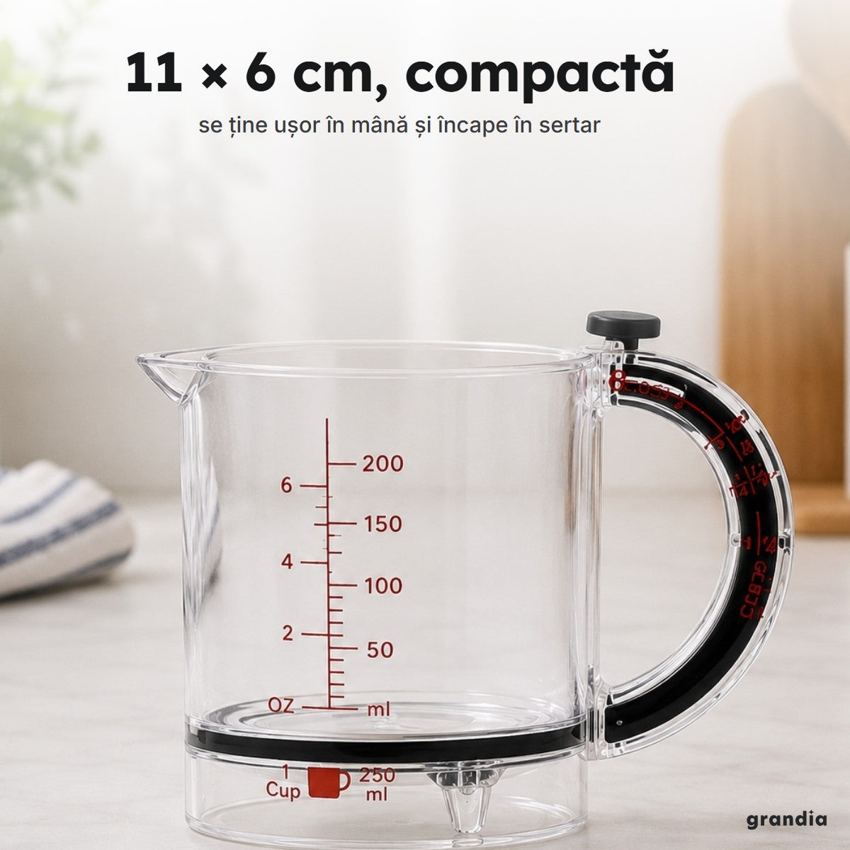 Cana gradată de 11 × 6 cm pe blatul din bucătărie