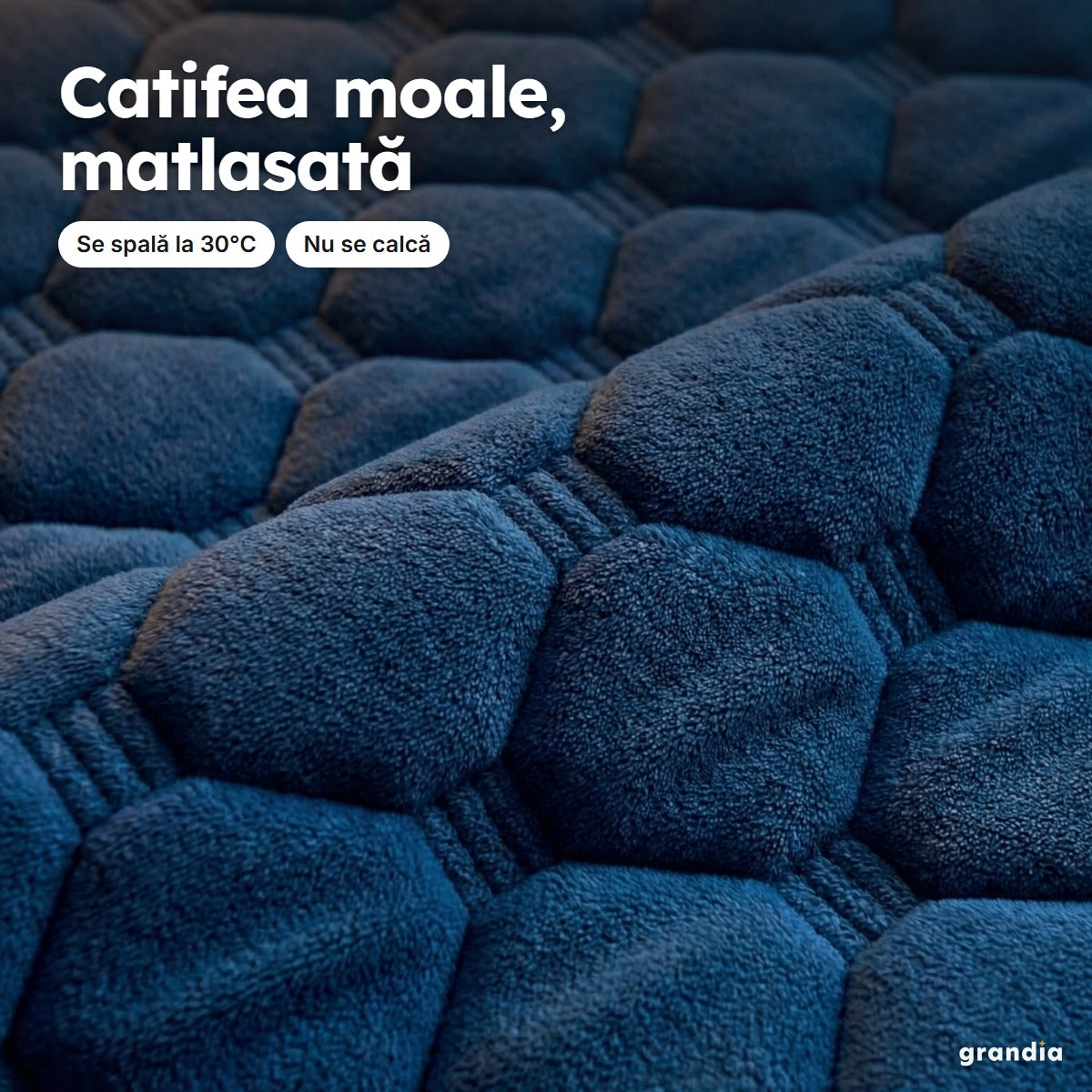 Catifea bleumarin matlasată în model de faguri, văzută de aproape