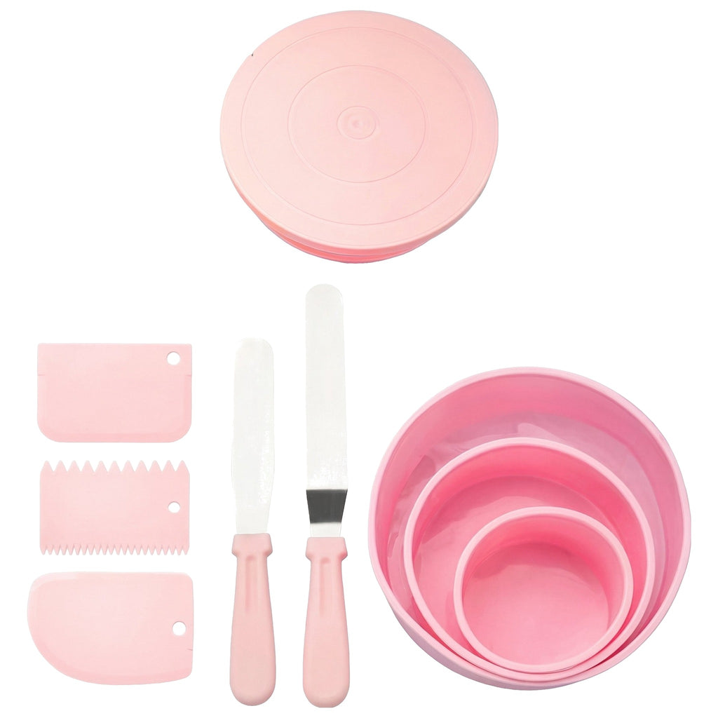 Set roz pentru decorat torturi: platou rotativ, spatule, răzuitoare și forme, pe fundal alb