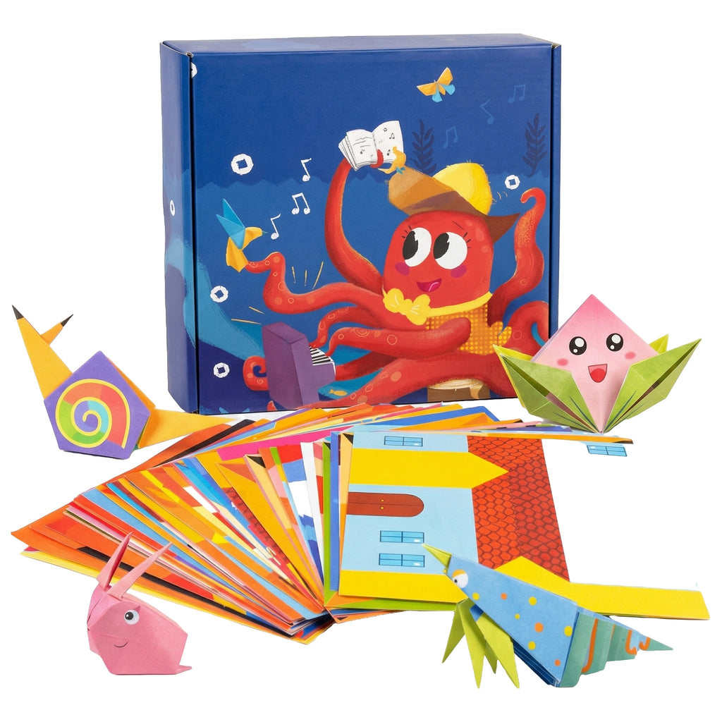 Cutie de origami pentru copii cu foi colorate și figurine împăturite, pe fundal alb