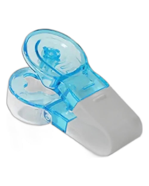 Extractor de pastile din blister, cu recipient transparent și capac rabatabil, pe fundal alb