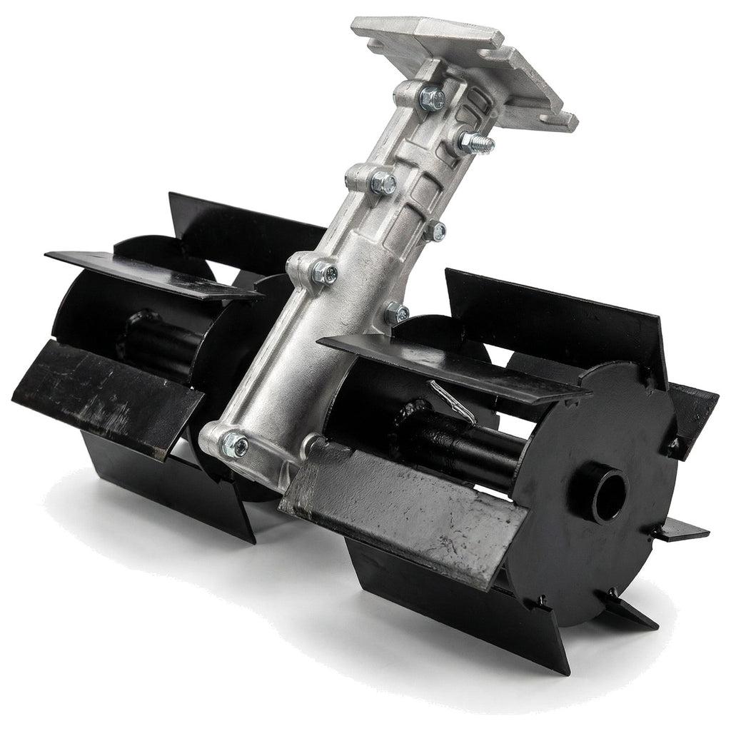 Adaptor de prășit pentru motocoasă, cu doi tamburi rotativi cu lame late negre și braț central din metal turnat nevopsit, fotografiat pe fundal alb