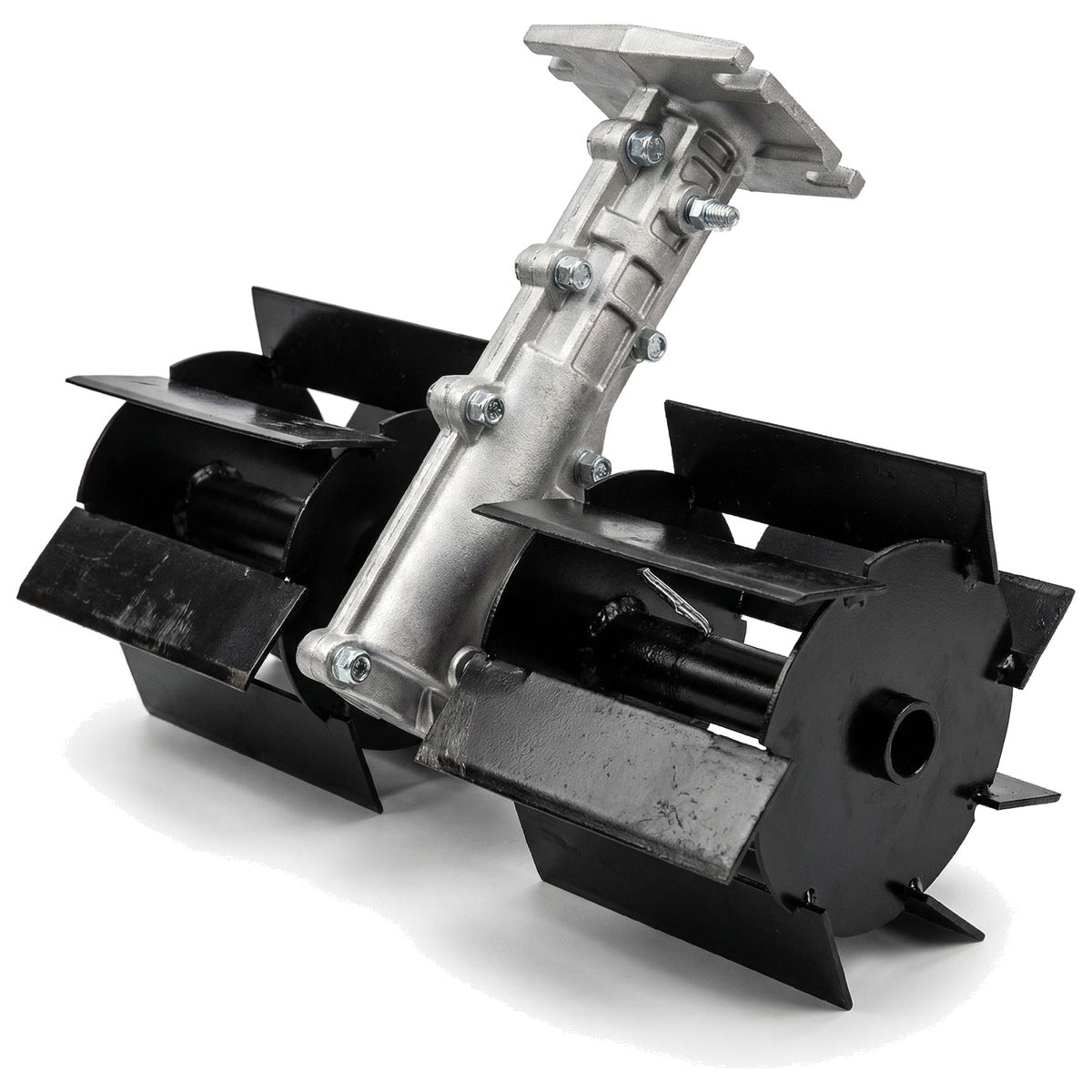 Adaptor de prășit pentru motocoasă, cu doi tamburi rotativi cu lame late negre și braț central din metal turnat nevopsit, fotografiat pe fundal alb