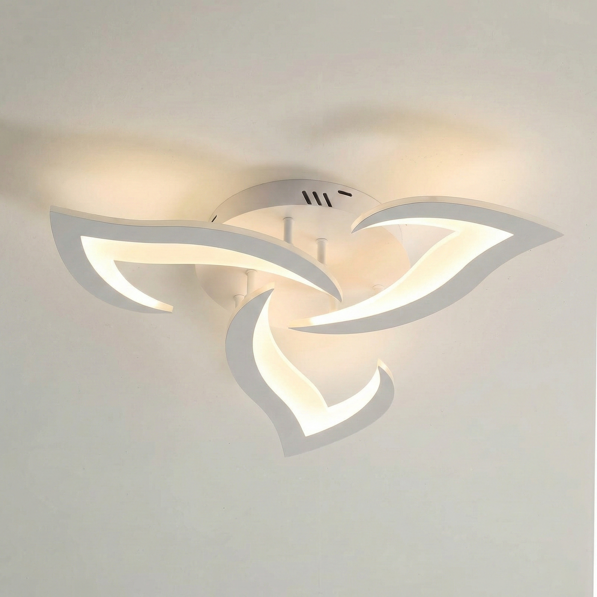 Lustra LED tavan Mini Narcisse alba, cu telecomanda, echivalent 250W, design floare, pentru living